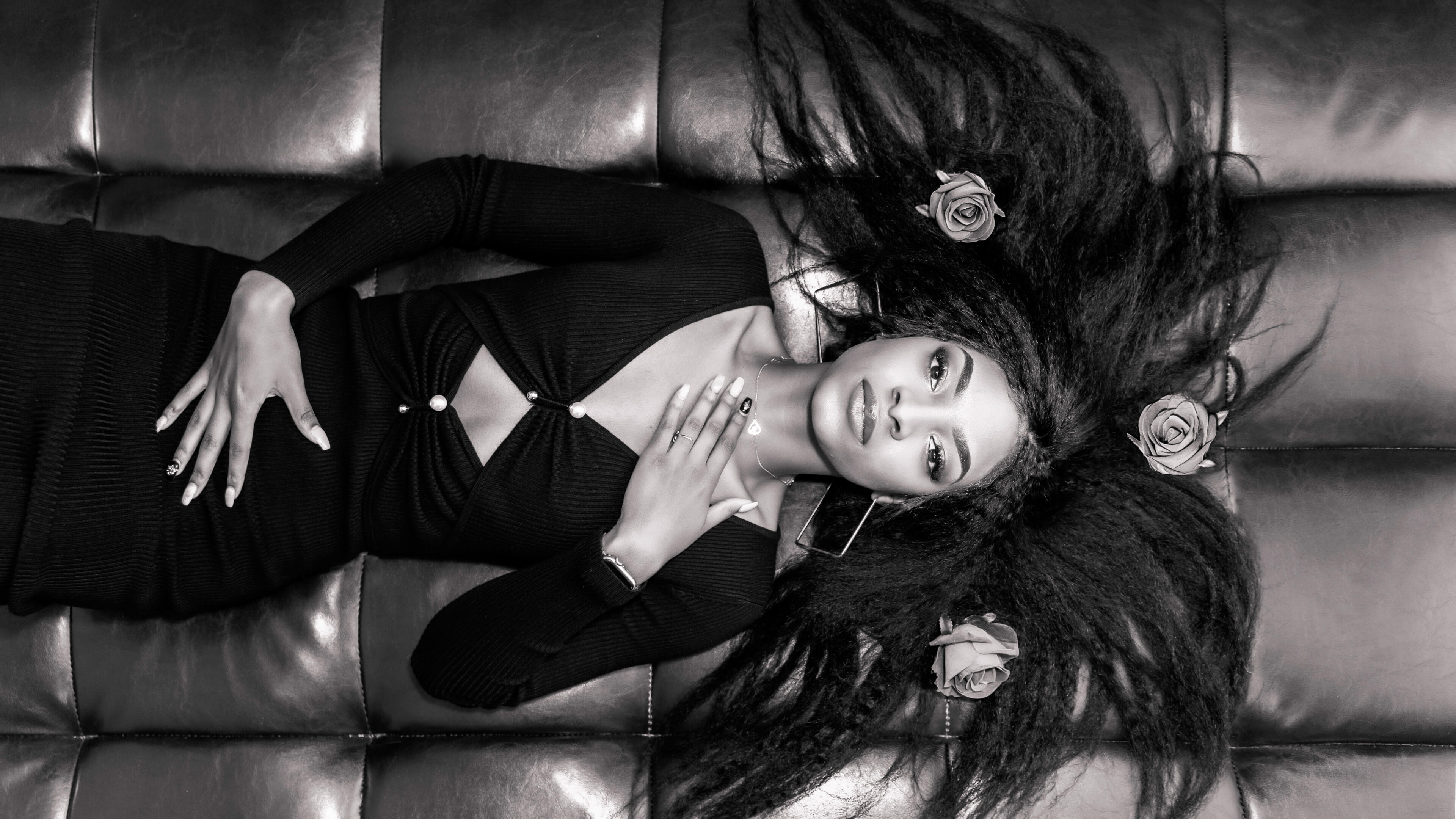 femme allongée sur un lit avec des fleurs dans les cheveux